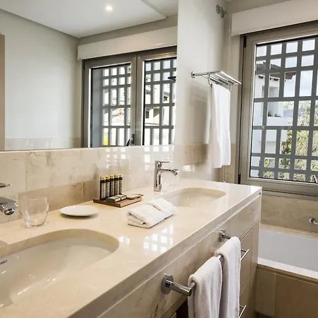 Family Friendly Giant Suite, Sea View, 4 Bdr, Jacuzzi