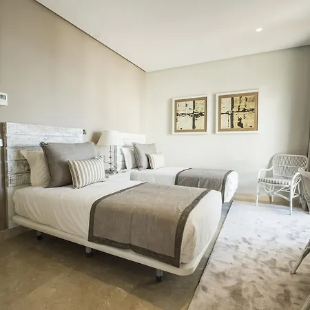 Family Friendly Giant Suite, Sea View, 4 Bdr, Jacuzzi