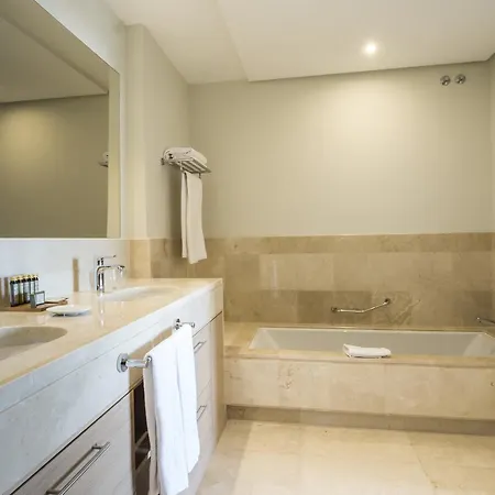아파트 Family Friendly Giant Suite, Sea View, 4 Bdr, Jacuzzi *