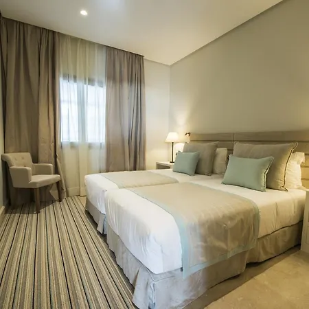 Family Friendly Giant Suite, Sea View, 4 Bdr, Jacuzzi 아파트 기아데이소라