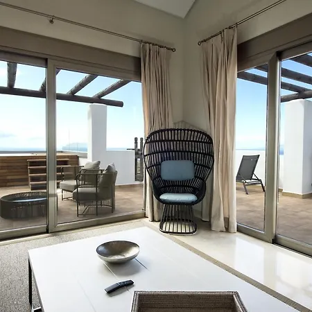 Family Friendly Giant Suite, Sea View, 4 Bdr, Jacuzzi *